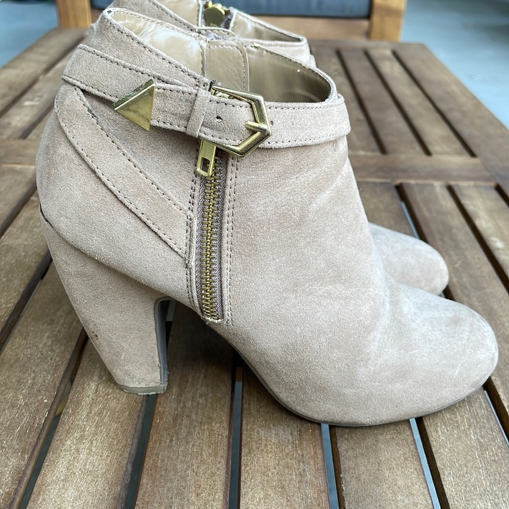 Steve Madden suede like ankle booties